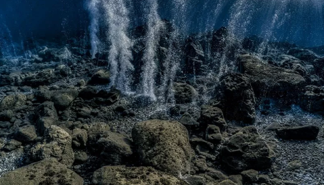 Gunung berapi bawah laut yang terlihat seperti 'gerbang neraka'.  Foto:  Alexis Rosenfeld/UNESCO
