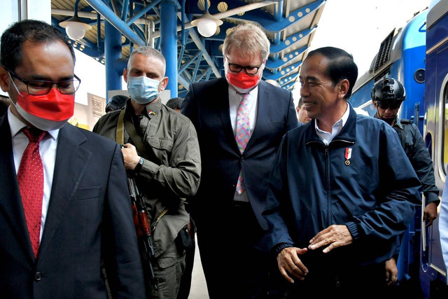 Presiden Jokowi dan rombongan tiba di Kiev, Ukraina, Rabu (29/6/2022). Foto: Muchlis Jr/Biro Pers Sekretariat Presiden
