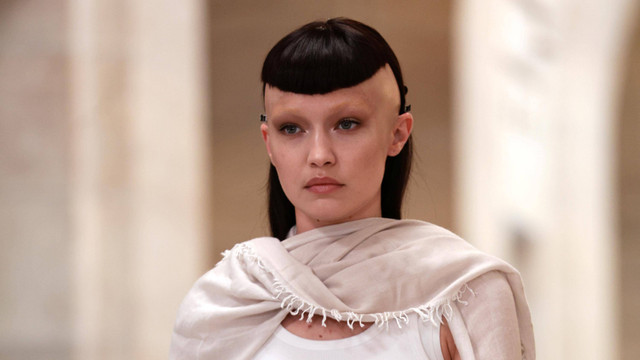 Gigi & Bella Hadid Tampil dengan Gaya Rambut Setengah Botak di Show Marc Jacobs. Foto: Dimitrios Kambouris/Getty Images