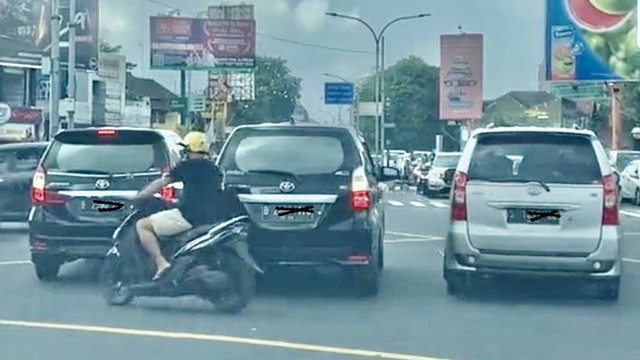 Viral 2 mobil pelat b dan 1 pelat s terjebak di persimpangan Ring Road Condongcatur karena menerobos lampu merah merah pada awal tahun ini. Foto: Dok. Merapi Uncover