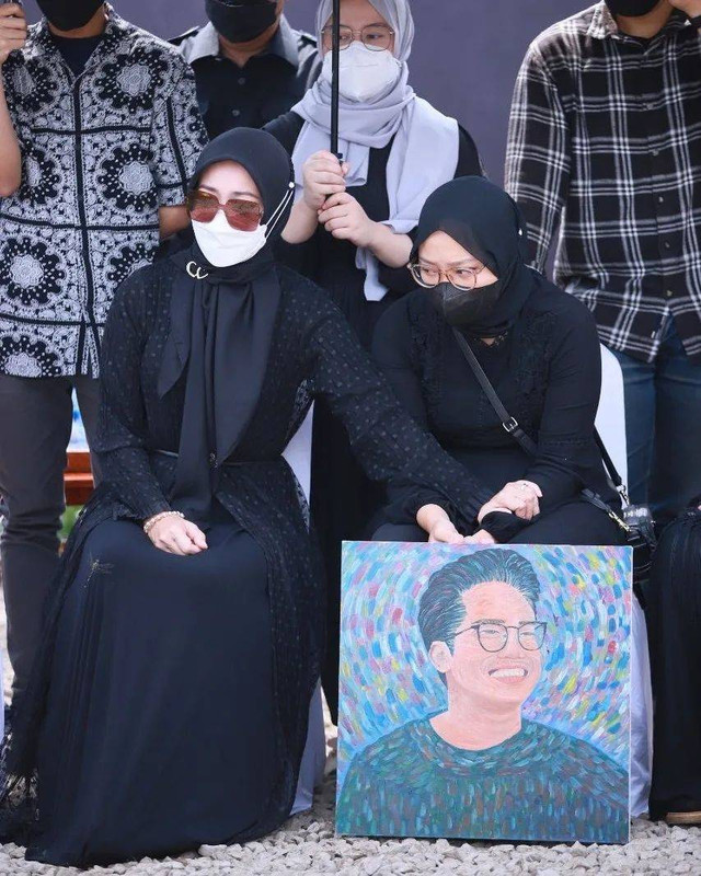 Adik Eril dan lukisan wajah sang kakak. Foto: Instagram/@ataliapr