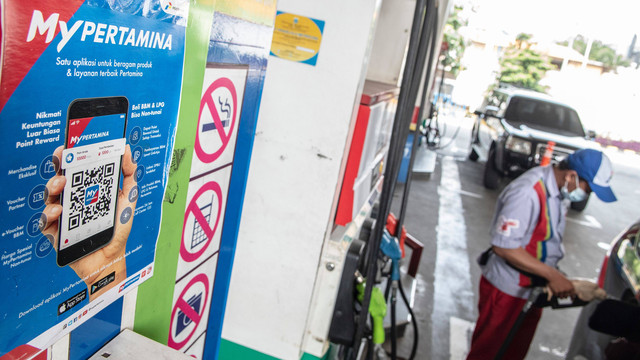Petugas melakukan pengisian bahan bakar pertalite di SPBU Pertamina Abdul Muis, Jakarta, Rabu (29/6/2022). Foto: Muhammad Adimaja/ANTARA FOTO