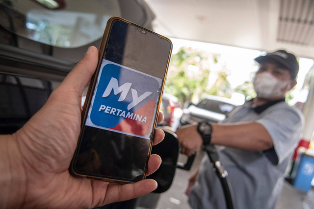 Warga menunjukan aplikasi MyPertamina saat mengisi bahan bakar pertalite di SPBU Pertamina Abdul Muis, Jakarta, Rabu (29/6/2022). Foto: Muhammad Adimaja/ANTARA FOTO