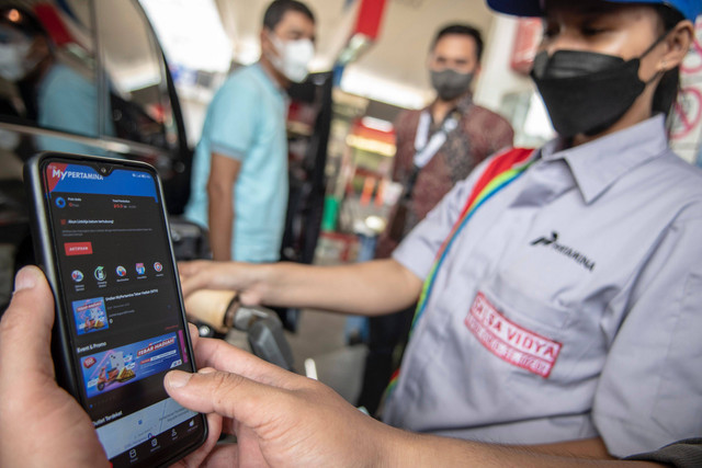 Warga menunjukan aplikasi MyPertamina saat mengisi bahan bakar pertalite di SPBU Pertamina Abdul Muis, Jakarta, Rabu (29/6/2022). Foto: Muhammad Adimaja/ANTARA FOTO