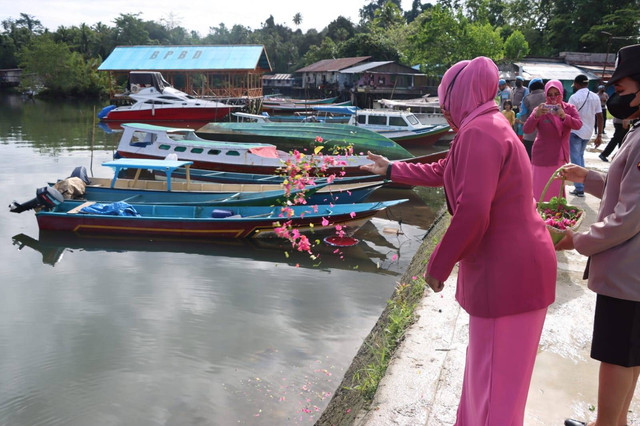 Tampak istri waka polres melakukan tabur bunga di pelabuhan
