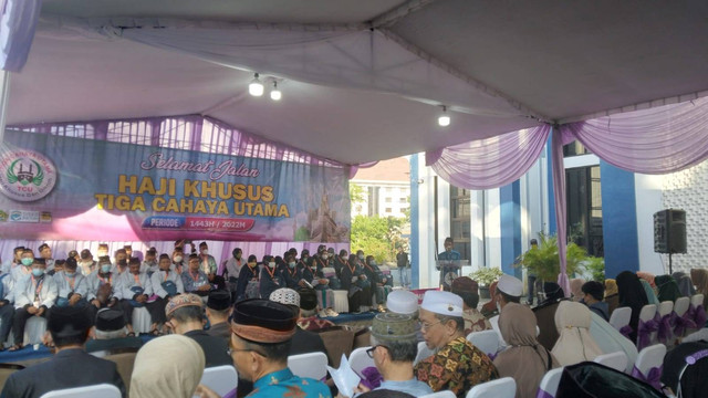 Seremoni pemberangkatan Jamaah Haji Khusus oleh PT Tiga Cahaya Utama. Foto / Feni Yusnia