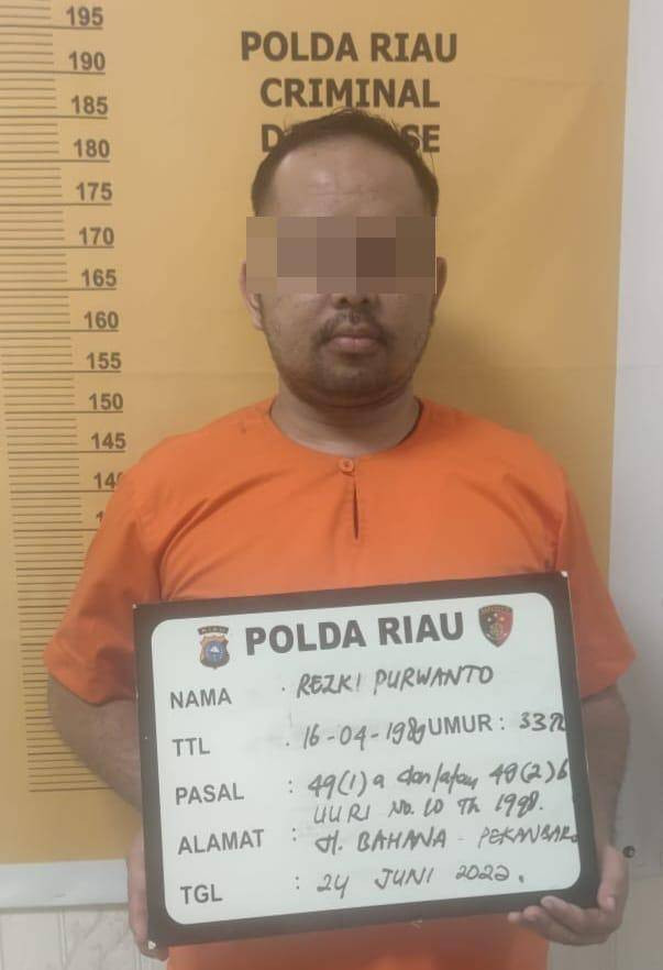 TERSANGKA pembobolan rekening nasabah Bank Riau Kepri, Rizki Purwanto, dengan mengenakan pakaian orange. Ia bobol 101 rekening nasabah dengan perkiraan kerugian mencapai Rp 5 miliar. Dokumentasi: Istimewa.