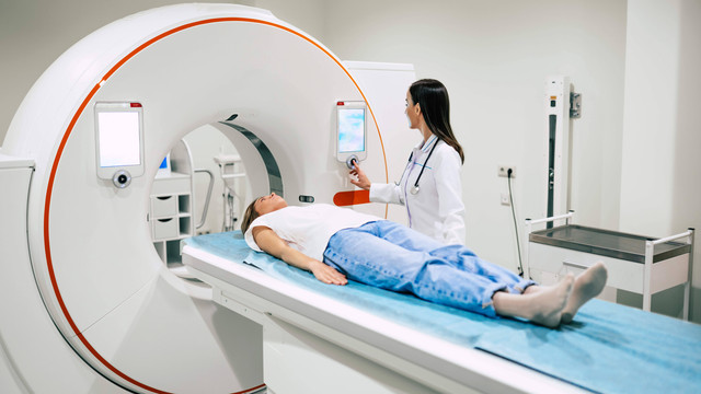 Ilustrasi pemeriksaan MRI ibu hamil. Foto: My Ocean Production/Shutterstock