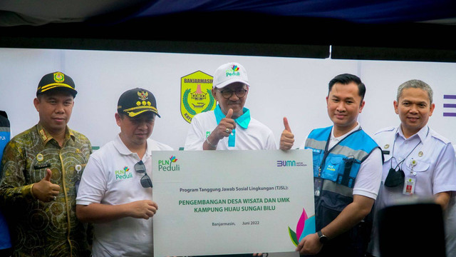 Simbolis penyerahan bantuan TJSL PLN ke Pemerintah Kota Banjarmasin