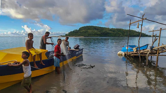 Warga di Tifure, Pulau Batang Dua, Kota Ternate, Maluku Utara. Sumber foto: Asghar Saleh II.