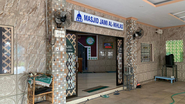 Suasana Masjid Jami Al Ikhlas Jalan Prof. Dr. Latumeten, RT 01/RW 05 Kelurahan Jembatan Besi, Kecamatan Tambora, Jakarta Barat, Kamis (30/6/2022). Foto: Nugroho GN/kumparan