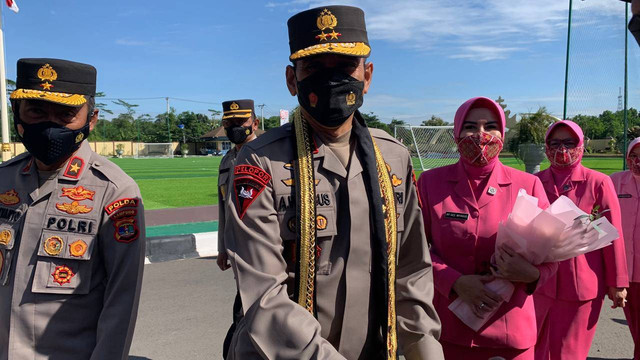 Kapolda Lampung Irjen Pol Akhmad Wiyagus dan Ibu Bhayangkari saat sampai di Mapolda Lampung. | Foto: Bella Sardio/ Lampung Geh