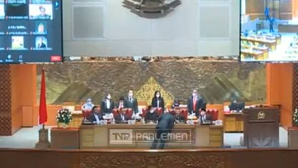 Wakil Ketua Banggar Muhidin Mohamad Said ambruk usai menyampaikan laporan di Rapat Paripurna DPR, Kamis (30/6/2022). Foto: Youtube/DPR RI