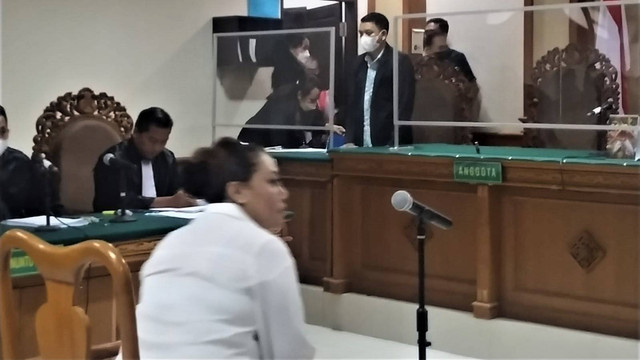 Eks Bupati Tabanan, Bali, Eka Wiryastuti saat mengikuti sidang di Tipikor Denpasar - ROB