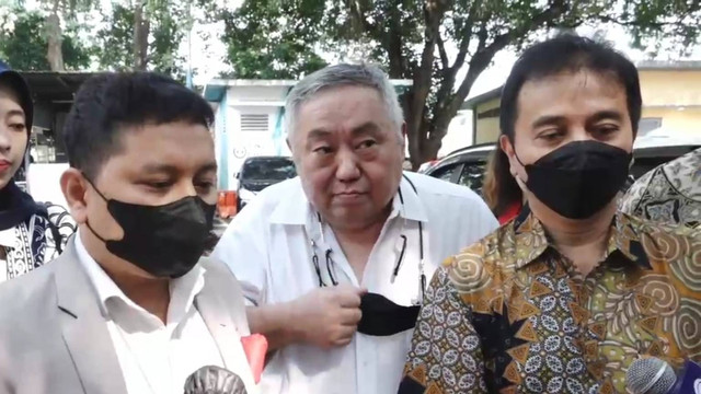 Roy Suryo menjalani pemeriksaan soal meme stupa Candi Borobudur mirip Presiden Joko Widodo di Polda Metro Jaya, Kamis (30/6/2022). Foto: Jonathan Devin/kumparan