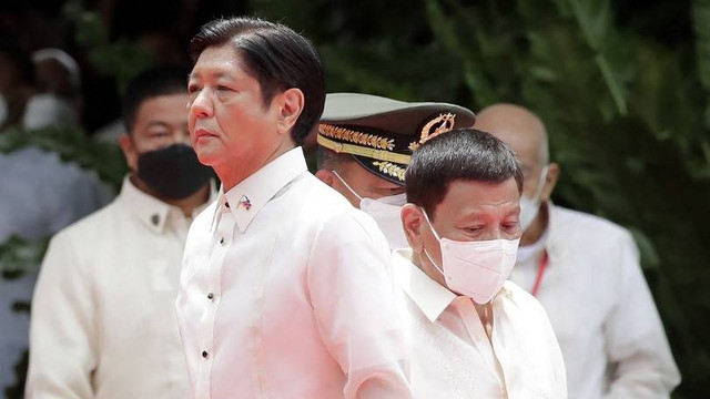 Calon Presiden Filipina yang baru, Ferdinand Marcos Jr (kiri) bersama Presiden Rodrigo Duterte saat mengikuti upacara pelantikan Presiden Filipina di halaman istana kepresidenan Malacanang, Manila, Filipina pada Kamis (30/6/2022). Foto: Francis R. Malasig/Pool/AFP
