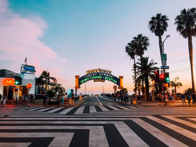 Daya Tarik Santa Monica Pier di California, Foto: Unsplash/Gerson Repreza.