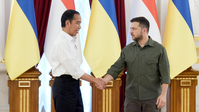 Presiden Ukraina Volodymyr Zelensky berjabat tangan dengan Presiden RI Joko Widodo, saat berkunjung ke Kiev, Ukraina, Selasa (29/6/2022). Foto: Ukrainian Presidential Press Service/Handout via REUTERS