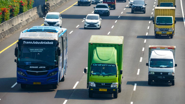 Sejumlah kendaraan melaju di kawasan jalan tol Jagorawi, Jakarta Timur pada Kamis (30/6/2022). Foto: Iqbal Firdaus/kumparan