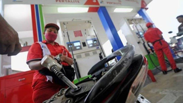 Petugas SPBU mengisi bahan bakar. Foto: istimewa
