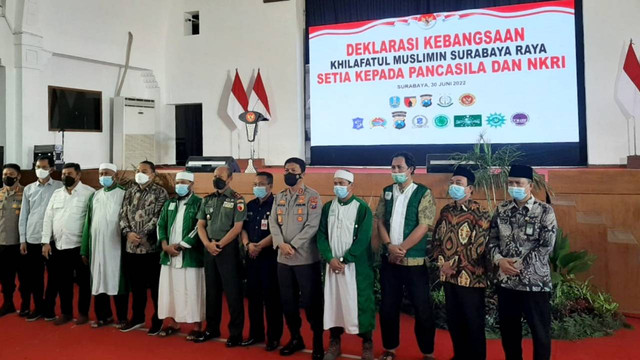 Sebanyak 53 warga Khilafatul Muslimin Surabaya deklarasi kebangsaan setia Pancasila dan NKRI, Kamis (30/6/2022). Foto: Gabriel Jhon/kumparan
