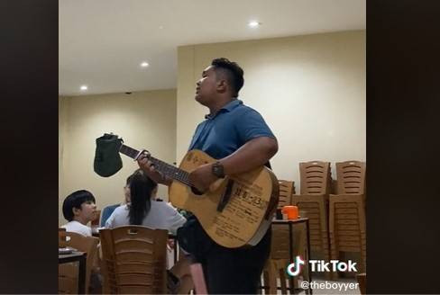 Pengamen di Pontianak bersuara merdu. Foto: Tangkapan Layar TikTok @theboyyer