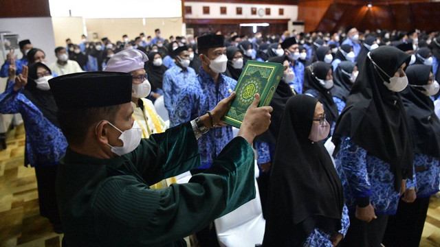 Sebanyak 450 Pegawai Negeri Sipil (PNS) Pemerintah Aceh mengikuti prosesi pengambilan sumpah/janji di Anjong Mon Mata, Rabu (29/6/2022). Foto: Biro Adpim Setda Aceh