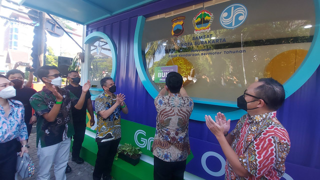 Wali Kota Solo, Gibran Rakabuming Taka, meresmikan layanan pembayaran pajak drive thru di kawasan kuliner Gladag Langen Bogan (Galabo) Solo, Kamis (30/06/2022). FOTO: Fernando Fitusia