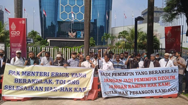 Eks Karyawan PT Merpati Nusantara Airlines (PT.MNA) melakukan unjuk rasa menuntut Menteri BUMN membayar pesangon di Kementerian BUMN, Kamis (30/6). Foto: Dok. Istimewa