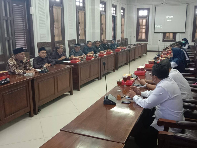 Ketua DPRD Kota Malang, I Made Riandiana Kartika (kiri, baju batik), dalam pertemuannya dengan PT KAI. Foto: M Sholeh