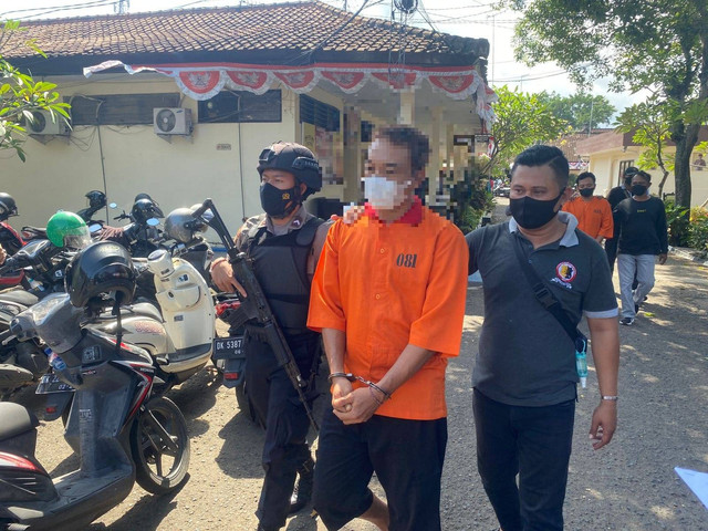 Pecatan polisi saat dibawa ke Polres Jembrana - IST