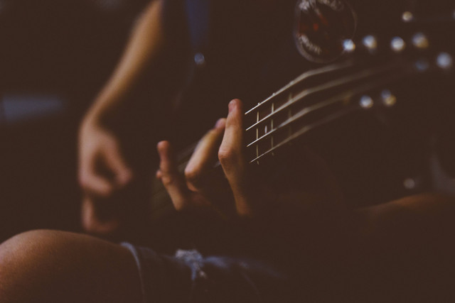 Ilustrasi memainkan kunci gitar Kopi Hitam. Foto: Pexels