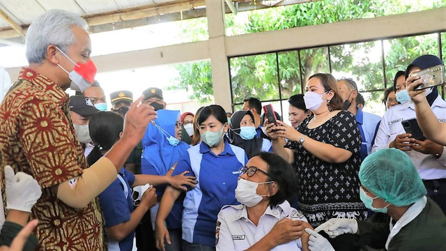 Karyawati PT Batik Arjuna Cemerlang, Sukoharjo berbincang dengan Gubernur Jateng, Ganjar Pranowo, Kamis (30/6/2022). FOTO: Agung Santoso