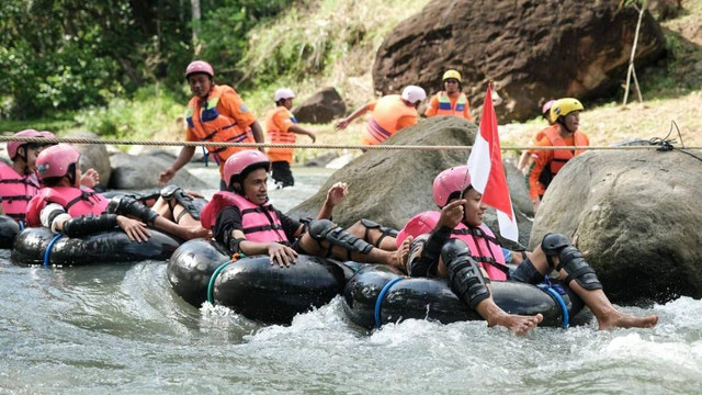 Menparekraf Sandiaga Salahuddin Uno menyaksikan Para Wisatawan yang sedang merasakan sensasi River Tubing yang menantang di Desa Wisata Pandean, Trenggalek, Jawa Timur, Rabu (29/6/2022). Foto: Kemenparekraf