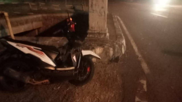 Motor yang digunakan korban usai menabrak pagar jembatan di depan Bandara YIA. Foto: istimewa