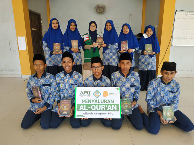 Penyaluran Wakaf Quran Pada Ponpes Nurul Hikmah, Kabupaten Penajam Paser Utara, Kaltim. Kerjasama Komunitas Sedekah Sandal Jepit, Rumah Buku Salman dan LAZ DPU Kaltim (dokumentasi pribadi relawan)