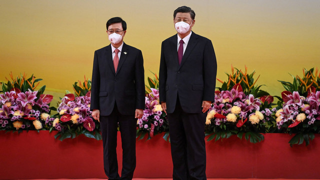 Presiden China Xi Jinping (kanan) melantik Kepala Eksekutif Hong Kong yang baru John Lee sebagai pemimpin saat upacara di Hong Kong, Jumat (1/7/2022). Foto: Selim Chtayti/REUTERS
