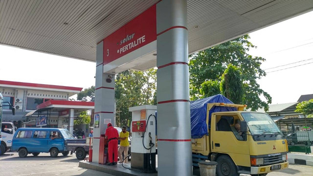 Suasana SPBU Giwangan, Kota Yogyakarta pada Jumat (1/7/2022). Pembelian pertalite-solar menggunakan MyPertamina masih belum diberlakukan. Foto: Arfiansyah Panji Purnandaru/kumparan