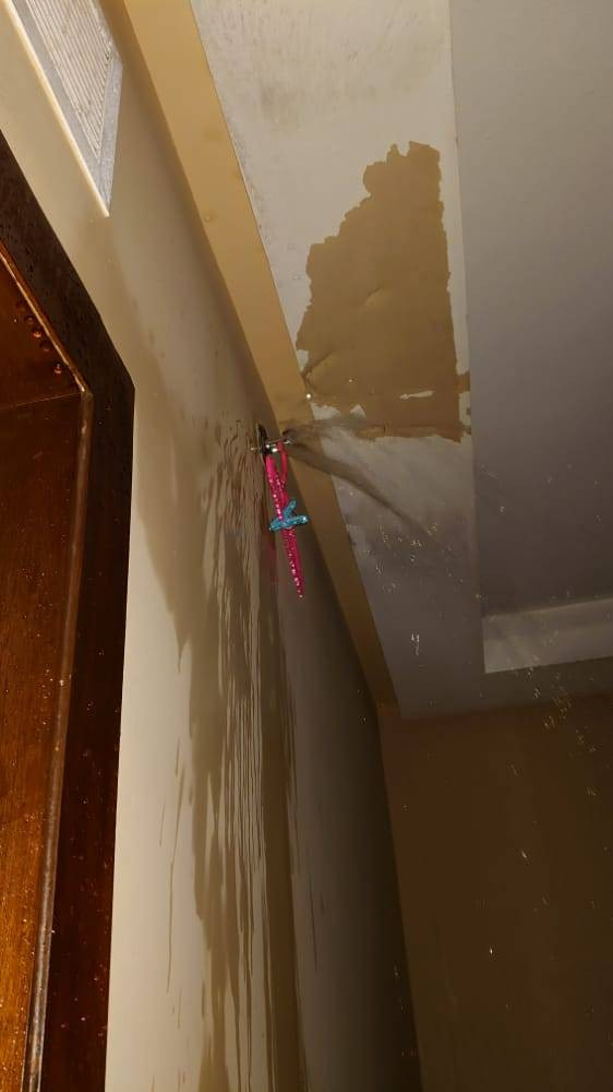 Springkler yang pecah di 702 Hotel Retaj Al Rayyan, Makkah. Foto: dok. Ist