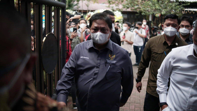Menko Perekonomian Airlangga Hartarto tiba di rumah duka Menteri PAN-RB Tjahjo Kumolo di Jalan Widya Chandra IV, Jakarta Selatan, Jumat (1/7/2022). Foto: Jamal Ramadhan/kumparan