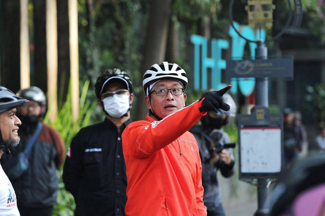 Sekda Pemkot Bandung Ema Sumarna ketika meninjau ruang terbuka hijau di sejumlah titik di Kota Bandung pada Jumat (1/7). Foto: Dok: Humas Pemkot Bandung