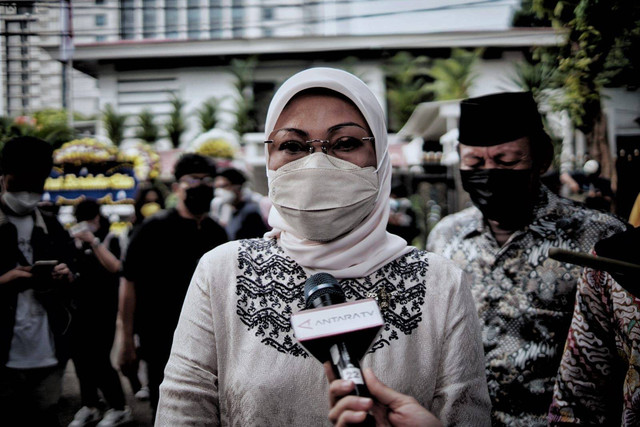 Menaker Ida Fauziyah tiba di rumah duka Menteri PAN-RB Tjahjo Kumolo di Jalan Widya Chandra IV, Jakarta Selatan, Jumat (1/7/2022).
 Foto: Jamal Ramadhan/kumparan