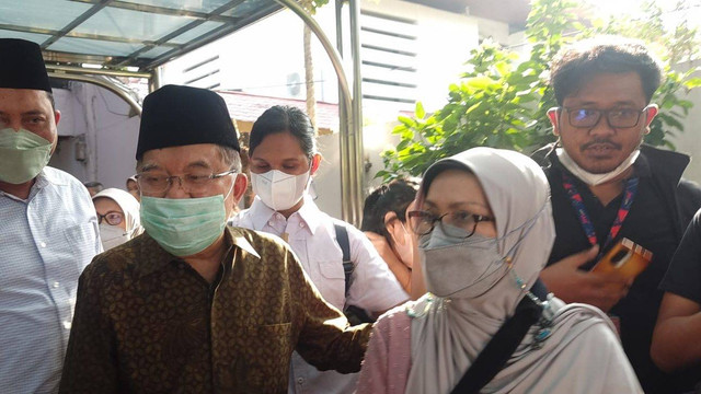 Jusuf Kalla dan istri di rumah duka Menteri PAN-RB Tjahjo Kumolo di Jalan Widya Chandra IV, Jakarta Selatan, Jumat (1/7/2022).
 Foto: Jonathan Devin/kumparan