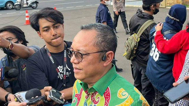 Anggota DPR RI dari fraksi PDI-P Deddy Yevri Hanteru Sirotus di Taman Makam Pahlawan Kalibata, Jakarta Selatan, Jumat (1/7/2022). Foto: Haya Syahira/kumparan