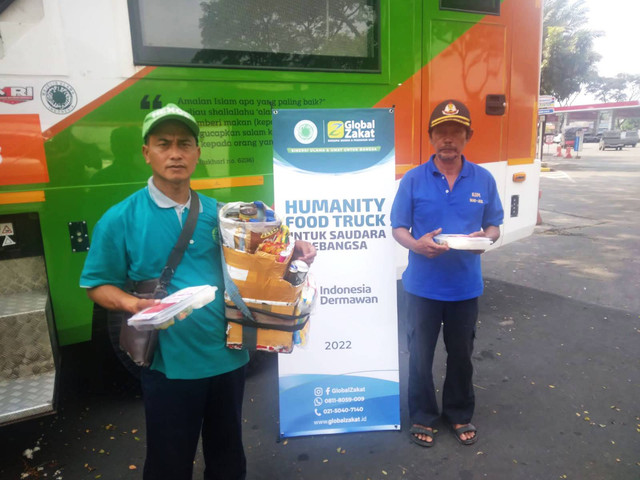 Proses Pendistribusian Paket Pangan Kepada Warga Setempat (dok. ACT)