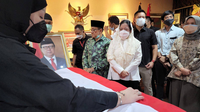 Ketua DPR RI Puan Maharani di rumah duka Menteri PAN-RB Tjahjo Kumolo di Jalan Widya Chandra IV, Jakarta Selatan, Jumat (1/7/2022).
 Foto: PDIP