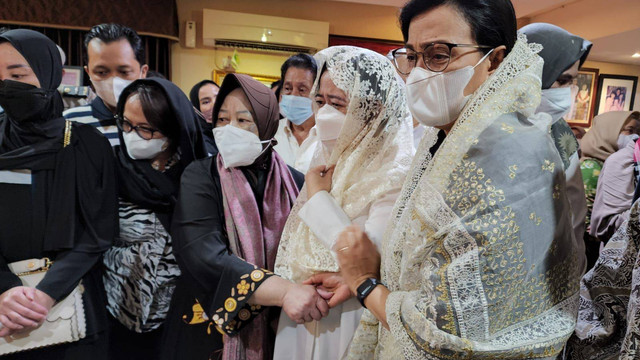 Ketua DPR RI Puan Maharani di rumah duka Menteri PAN-RB Tjahjo Kumolo di Jalan Widya Chandra IV, Jakarta Selatan, Jumat (1/7/2022).
 Foto: PDIP