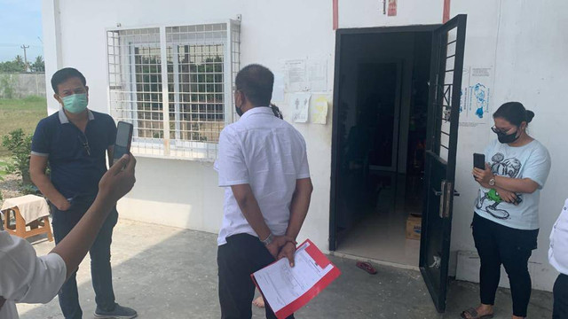 Polisi saat melalukan penyidikan kasus pelanggaran prosedur produksi beras di Kabupaten Deli Serdang. Foto: Polda Sumut