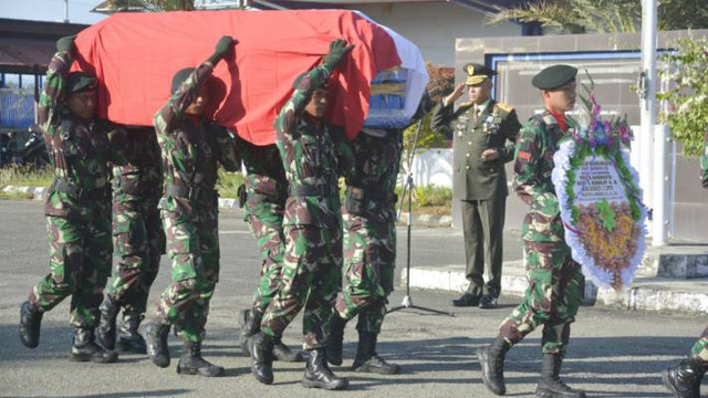 Pemberangkatan jenazah Pratu Anumerta Beryl Kholif Al Rohman, korban penembakan KST Kiwirok Pegunungan Bintang. (Foto Penrem 172/PWY)