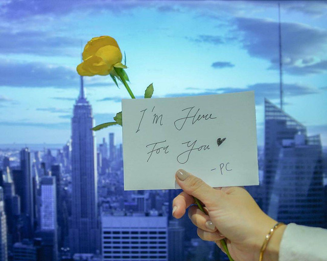 Luna Maya mengunggah foto berisi kartu ucapan dari PC di akun Instagramnya. Foto: Instagram @lunamaya